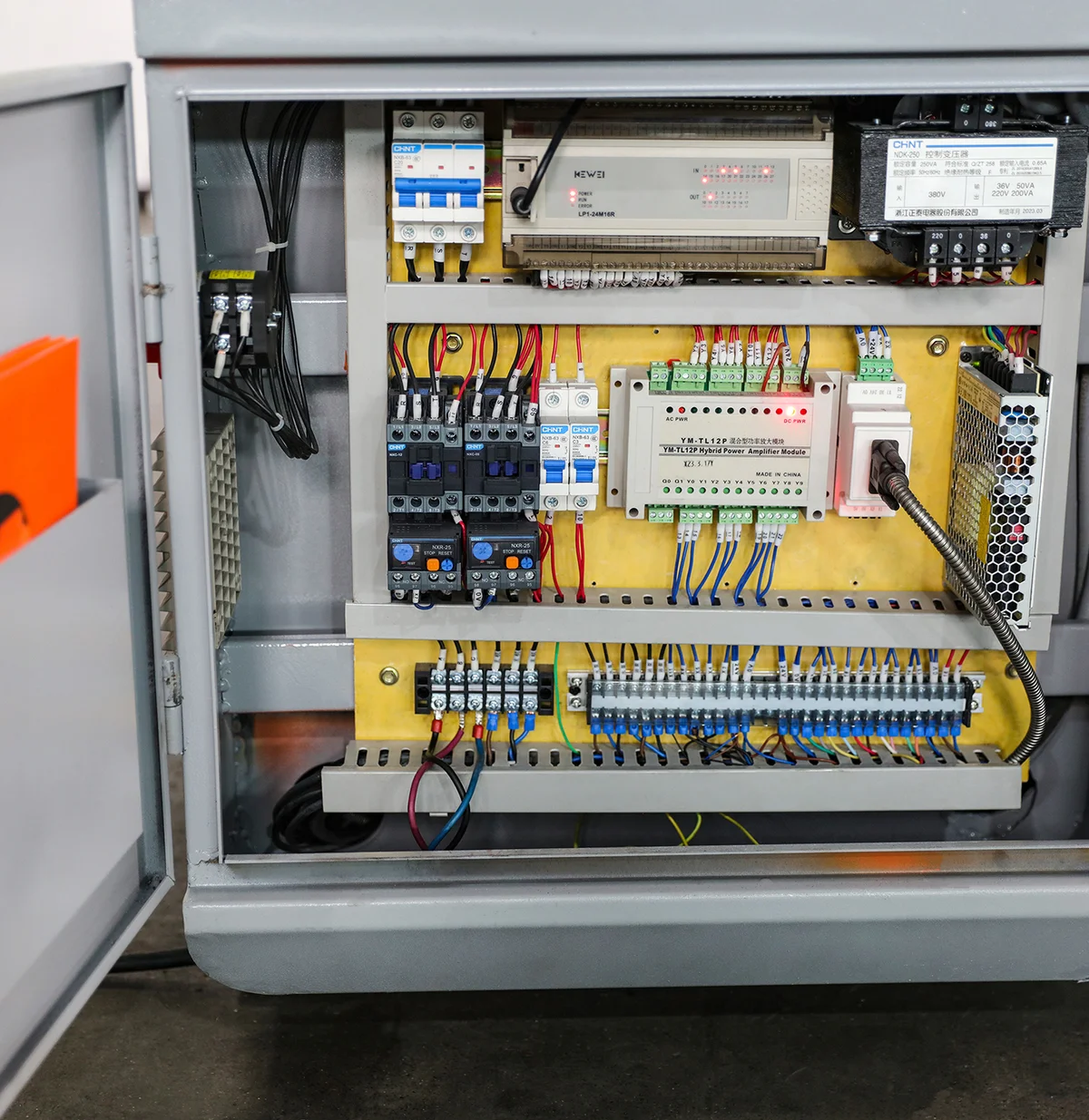 RAXMEKBANDSAW assembly line
